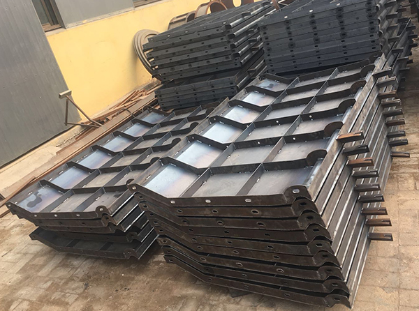 中央防撞護(hù)欄模具